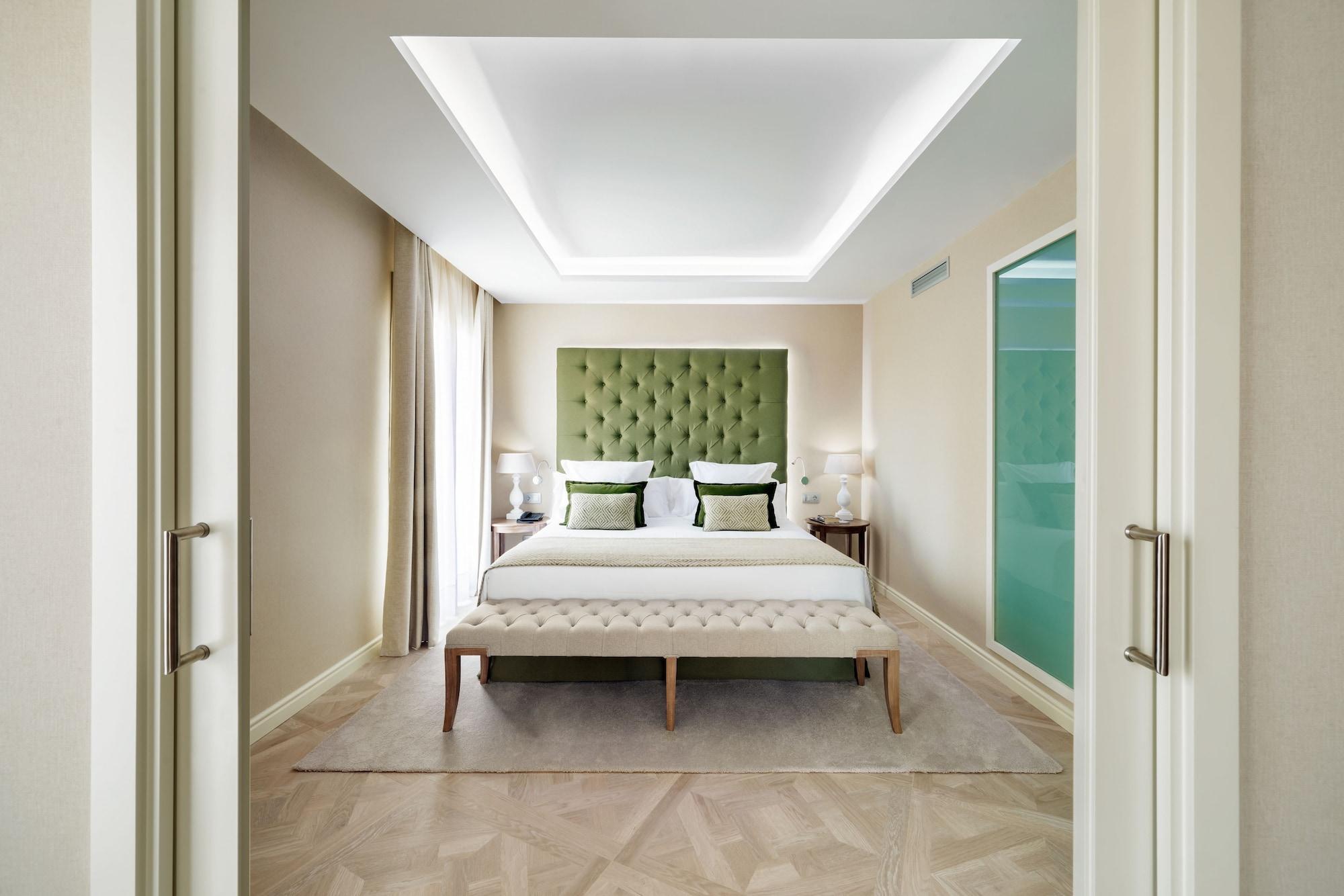 Lamaro Hotel Barcelona Bagian luar foto A bedroom at The Dorchester