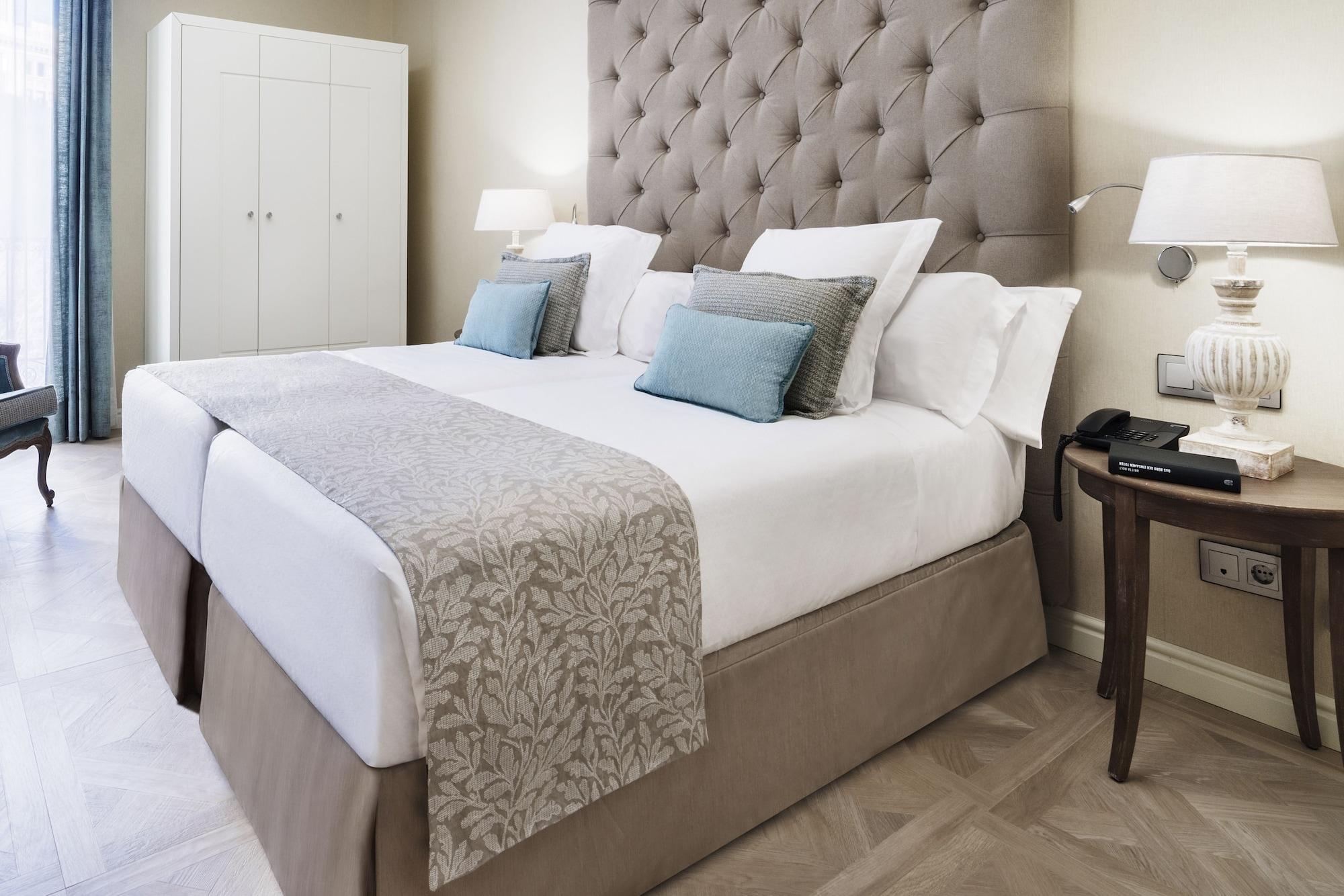 Lamaro Hotel Barcelona Bagian luar foto A bed with a bed skirt