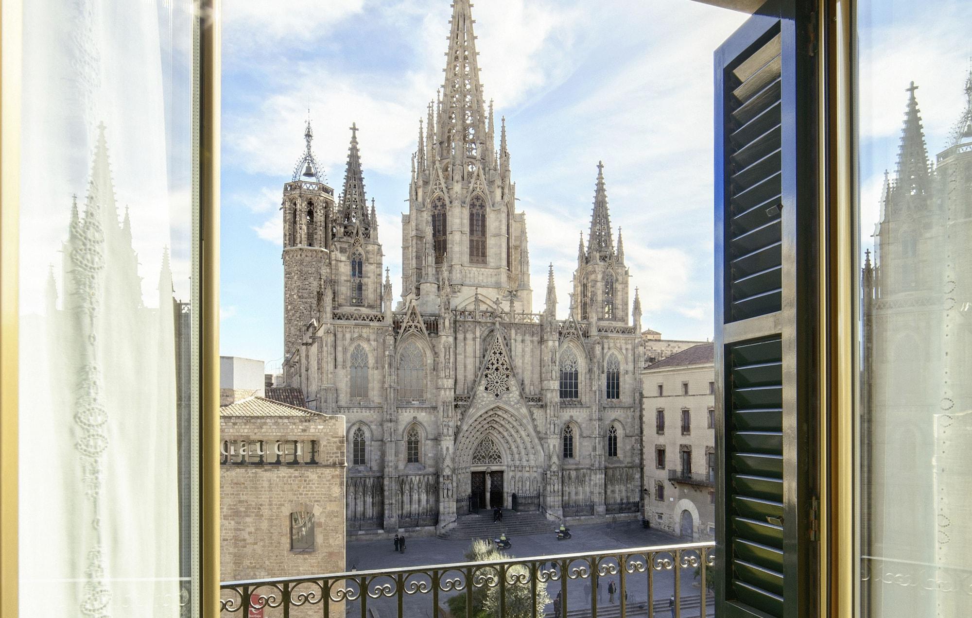 Lamaro Hotel Barcelona Bagian luar foto View of the cathedral from the hotel