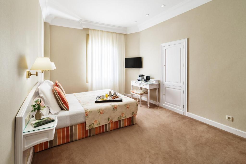 Lamaro Hotel Barcelona Bagian luar foto A room at the hotel