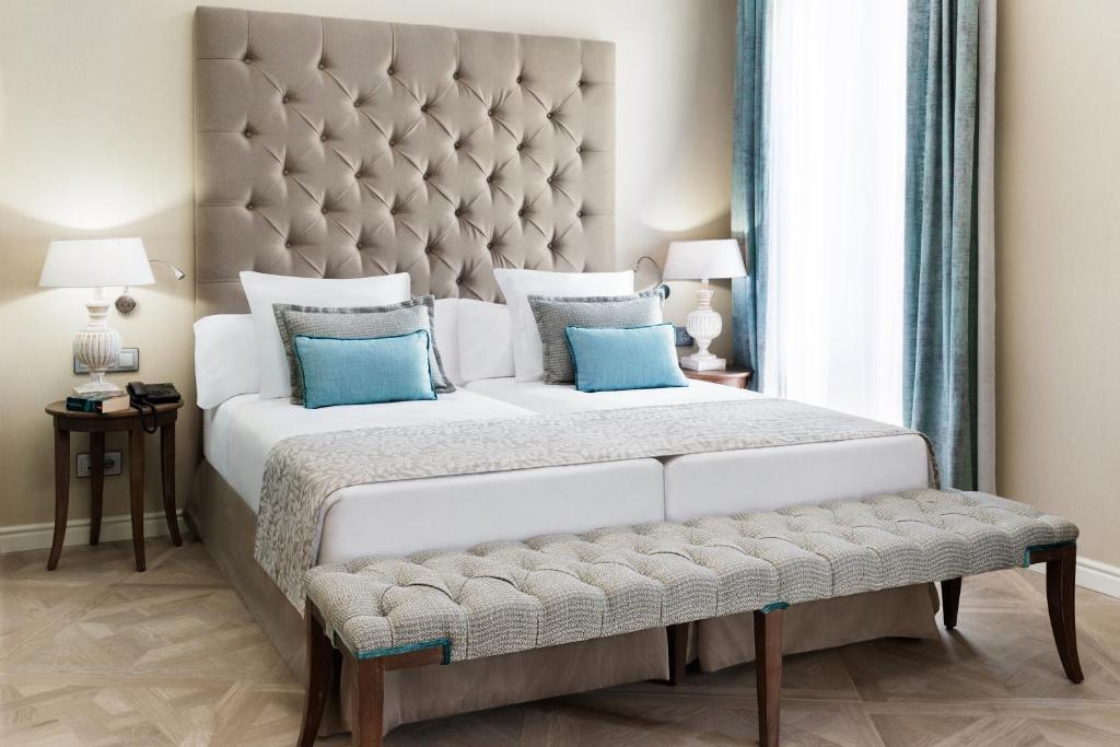 Lamaro Hotel Barcelona Bagian luar foto A bedroom at the hotel