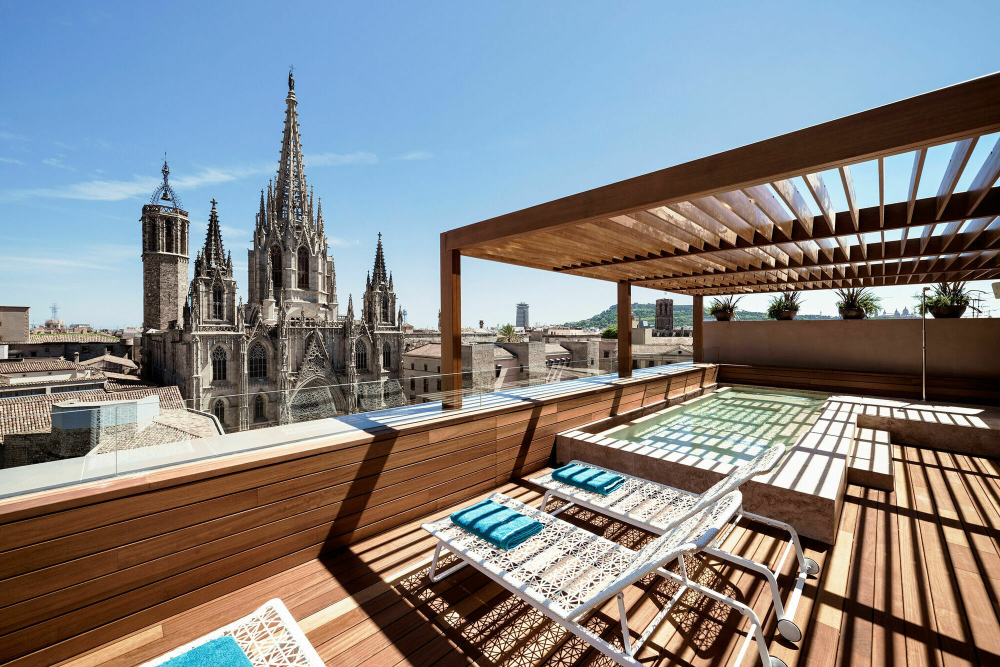 Lamaro Hotel Barcelona Bagian luar foto The rooftop of the hotel