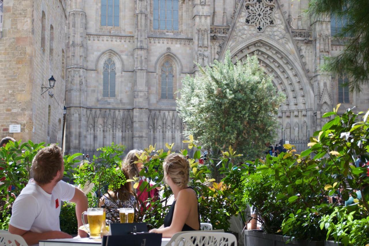 Lamaro Hotel Barcelona Bagian luar foto A terrace in front of the cathedral