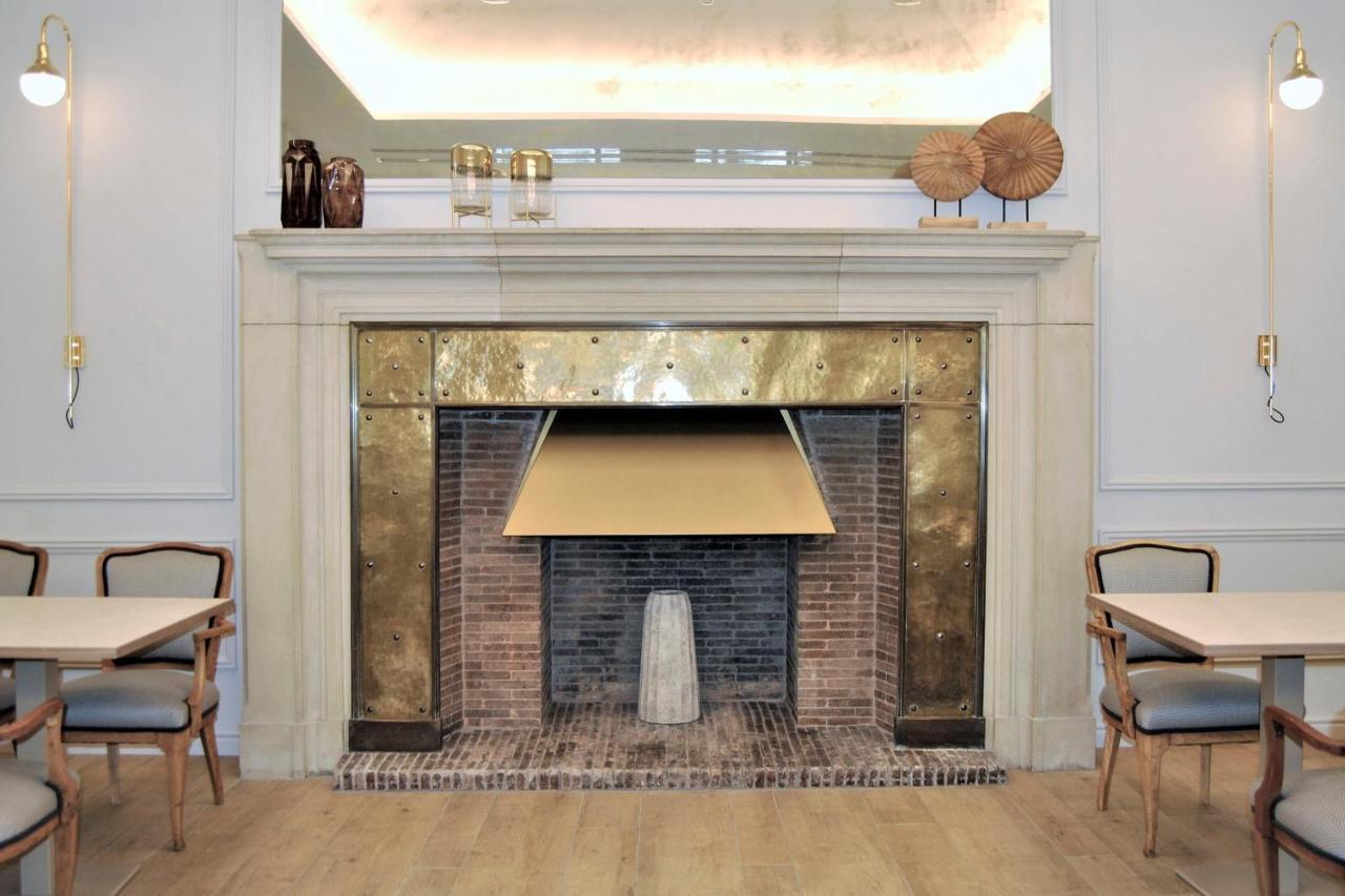 Lamaro Hotel Barcelona Bagian luar foto The fireplace in the lobby