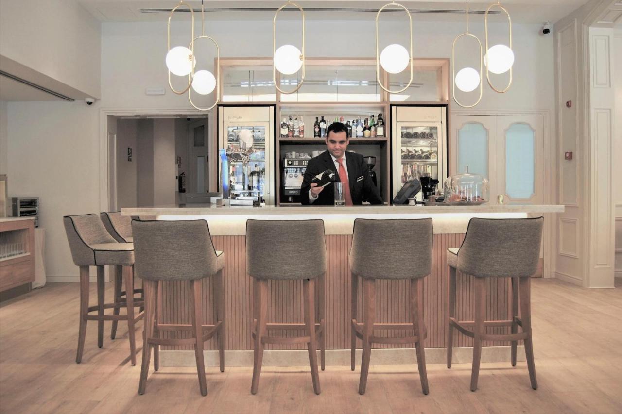 Lamaro Hotel Barcelona Bagian luar foto The bar at the new lounge
